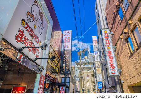 日本の横浜都市景観　横浜駅周辺の飲み屋街などを望む 109211307