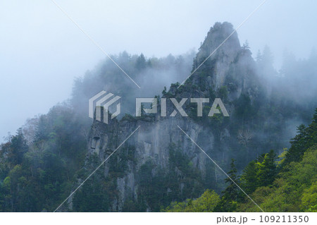幻想的な霧の層雲峡　北海道観光 109211350