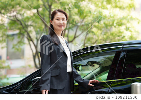 ビジネス　車　女性 109211530