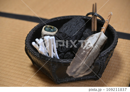茶道 炭手前 炭斗に炭を入れて入念な準備を 茶道 炭手前 炭斗に炭を入れて入念な準備を 109211837