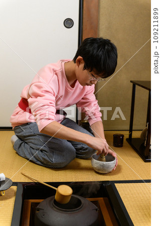 茶道 稽古に励む中学生 茶道 稽古に励む中学生 109211899