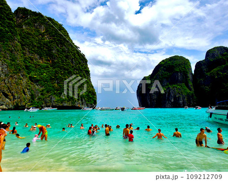 タイ・プーケット・ピピ島（ピピレイ島）マヤベイ 109212709