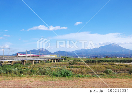 大山を背景に日野川の長い鉄道橋梁を駆け抜ける標準ゆったりやくも色の381系特急やくも号 大山を背景に日野川の長い鉄道橋梁を駆け抜ける標準ゆったりやくも色の381系特急やくも号 109213354