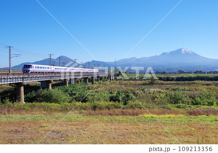 大山を背景に日野川の長い鉄道橋梁を駆け抜ける復刻版スーパーやくも色の381系特急やくも号 大山を背景に日野川の長い鉄道橋梁を駆け抜ける復刻版スーパーやくも色の381系特急やくも号 109213356