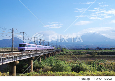 大山を背景に日野川の長い鉄道橋梁を駆け抜ける復刻版スーパーやくも色の381系特急やくも号 109213358