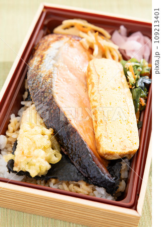 美味しい焼鮭の海苔弁当 109213401