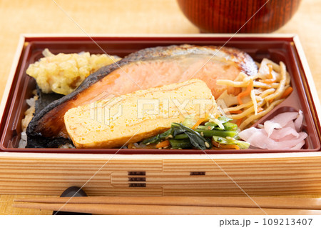 美味しい焼鮭の海苔弁当 美味しい焼鮭の海苔弁当 109213407