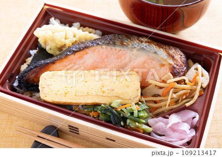 美味しい銀鮭の海苔弁当 109213417
