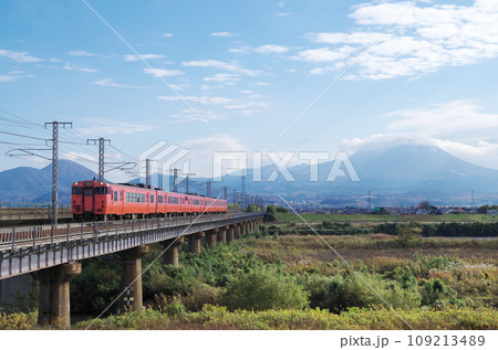 鉄道車両が走る日野川の鉄橋と大山の風景 109213489