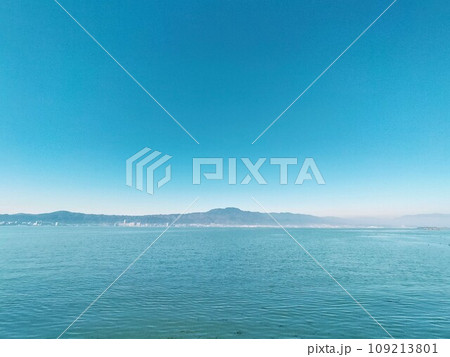 琵琶湖と山と青空　231129 109213801