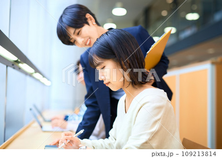 自習する女子大生：有明教育芸術短期大学 109213814