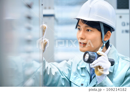 点検作業する作業員 撮影協力:有明教育芸術短期大学 点検作業する作業員 撮影協力:有明教育芸術短期大学 109214182