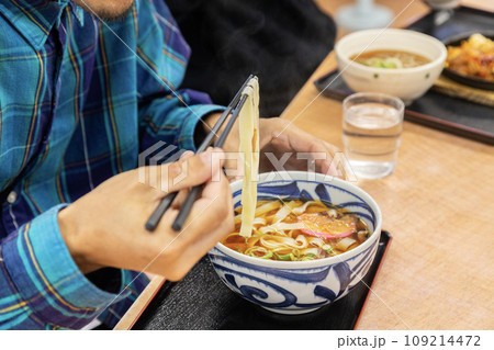 きしめんを食べる男性の手元 きしめんを食べる男性の手元 109214472