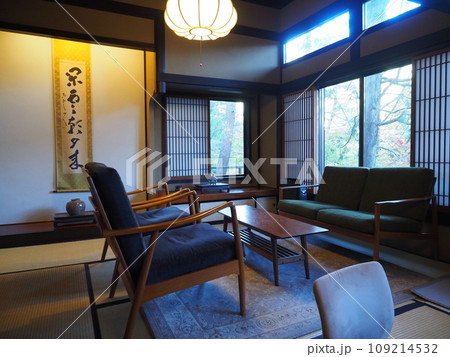 四万温泉街の旅館風景ー紅葉の秋 109214532