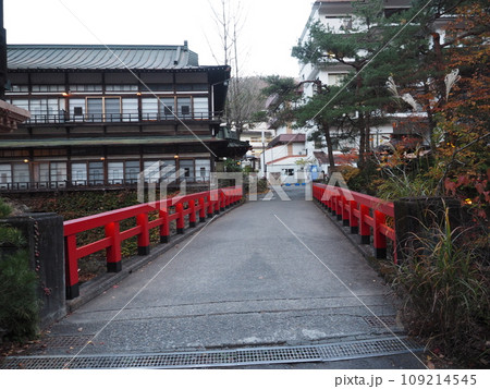 四万温泉街の旅館風景ー紅葉の秋 109214545