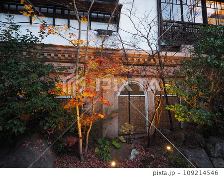 四万温泉街の旅館風景ー紅葉の秋 109214546