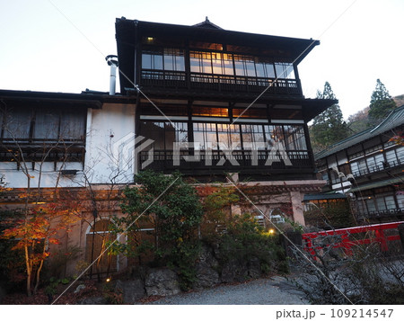 四万温泉街の旅館風景ー紅葉の秋 109214547