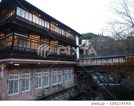 四万温泉街の旅館風景ー紅葉の秋 109214548