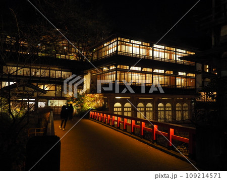 四万温泉街の旅館風景ー紅葉の秋 109214571