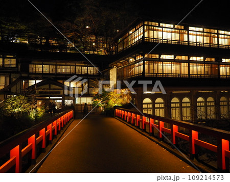 四万温泉街の旅館風景ー紅葉の秋 109214573