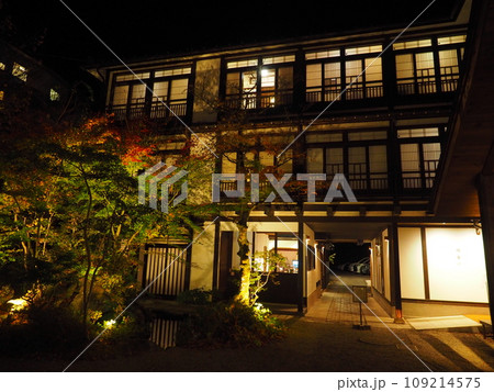 四万温泉街の旅館風景ー紅葉の秋 109214575