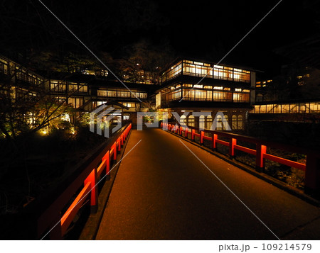 四万温泉街の旅館風景ー紅葉の秋 109214579