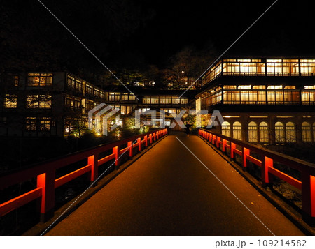 四万温泉街の旅館風景ー紅葉の秋 109214582