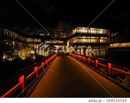 四万温泉街の旅館風景ー紅葉の秋 109214583