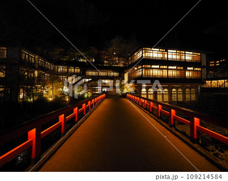 四万温泉街の旅館風景ー紅葉の秋 四万温泉街の旅館風景ー紅葉の秋 109214584