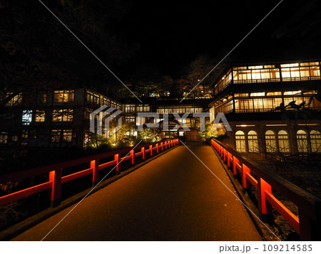 四万温泉街の旅館風景ー紅葉の秋 109214585