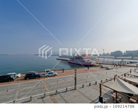 四国の海の玄関 高松港旅客船乗り場第一桟橋風景 四国の海の玄関 高松港旅客船乗り場第一桟橋風景 109214786
