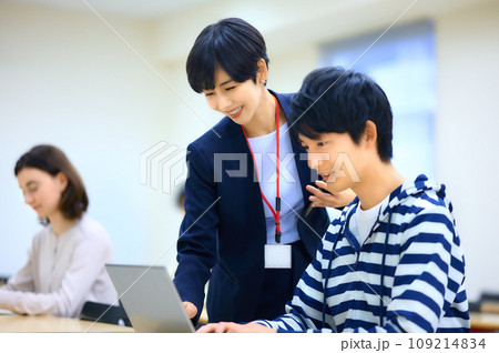教室で指導する女教師 撮影協力:有明教育芸術短期大学 教室で指導する女教師 撮影協力:有明教育芸術短期大学 109214834