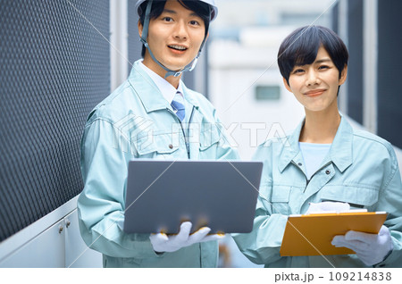 点検作業する作業員の男女 撮影協力:有明教育芸術短期大学 点検作業する作業員の男女 撮影協力:有明教育芸術短期大学 109214838