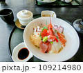 新鮮で豪華な海鮮丼 109214980