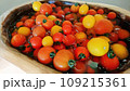 氷水に浮かぶカラフルなミニトマト 109215361