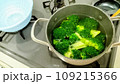 ブロッコリーを茹でる 109215366