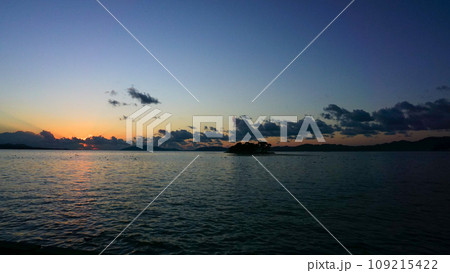 島根県松江市の宍道湖の夕焼け 109215422