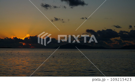 島根県松江市の宍道湖の夕焼け 島根県松江市の宍道湖の夕焼け 109215423