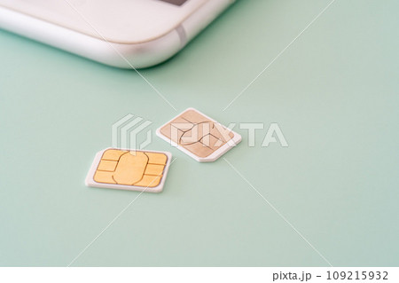 SIMカードとスマートフォン 109215932