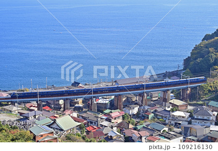 東海道本線 早川ー根府川 伊豆急行 2100形 R-5編成 ロイヤルエクスプレス 東海道本線 早川ー根府川 伊豆急行 2100形 R-5編成 ロイヤルエクスプレス 109216130