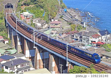 東海道本線 早川ー根府川 伊豆急行 2100形 R-5編成 ロイヤルエクスプレス 東海道本線 早川ー根府川 伊豆急行 2100形 R-5編成 ロイヤルエクスプレス 109216140