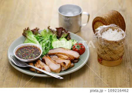 コームーヤーン(豚トロの炭火焼き)、タイ料理 コームーヤーン(豚トロの炭火焼き)、タイ料理 109216462