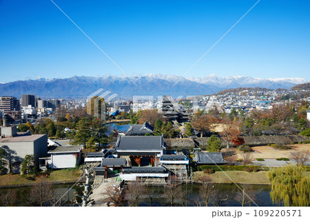 紅葉の松本城と冠雪の北アルプス 松本市役所よりの景観 紅葉の松本城と冠雪の北アルプス 松本市役所よりの景観 109220571
