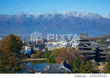 紅葉の松本城と冠雪の北アルプス　松本市役所よりの景観 109220581