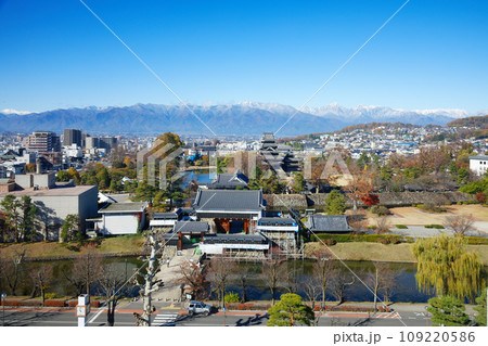 紅葉の松本城と冠雪の北アルプス　松本市役所よりの景観 109220586