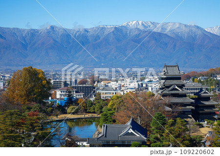 紅葉の松本城と冠雪の北アルプス　松本市役所よりの景観 109220602