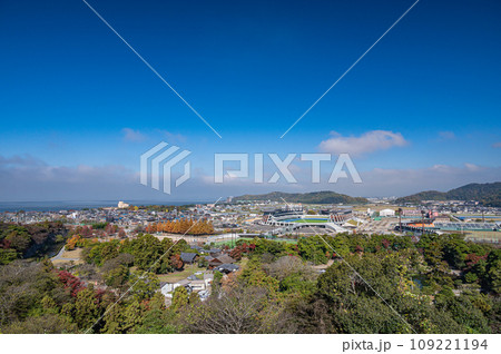 彦根城から玄宮園 彦根総合スポーツ公園方面の眺め 彦根城から玄宮園 彦根総合スポーツ公園方面の眺め 109221194
