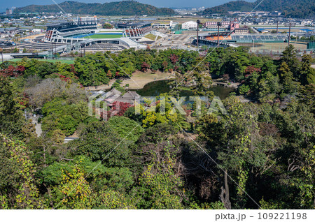 彦根城から玄宮園　彦根総合スポーツ公園方面の眺め 109221198
