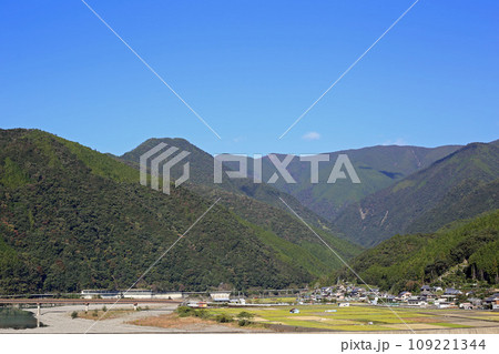 十津川村の農村の有る風景 109221344