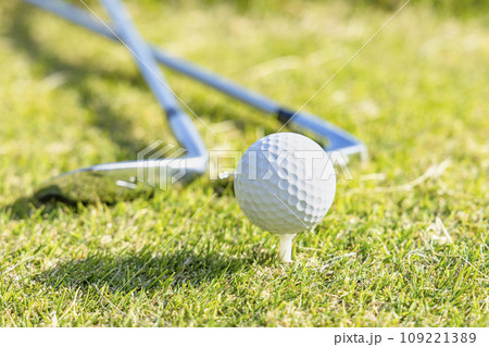 緑が綺麗なゴルフ場とゴルフクラブ 緑が綺麗なゴルフ場とゴルフクラブ 109221389
